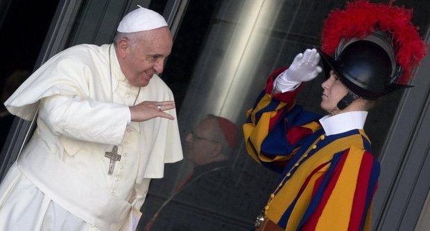 20150124_c4_papa_francesco_guardia_svizzera[1]