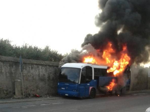 autobus-in-fiamme-kIgD-U46010293067259ouB-1224x916@CorriereMezzogiorno-Web-Mezzogiorno-593x443[1]