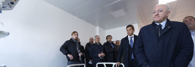 CRO Napoli 18-12-2015 nella foto il Presidente della Regione Campania Vincenzo De Luca visita i nuovi reparti (newfotosud Alessandro Garofalo)