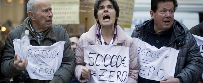 Foto Roberto Monaldo / LaPresse 06-12-2015 Roma Politica P.zza Montecitorio - Protesta degli obbligazionisti degli istituti di credito interessati dal decreto "Salva-banche", organizzata dal M5S Nella foto Un momento della manifestazione Photo Roberto Monaldo / LaPresse 06-12-2015 Rome (Italy) Protest of the bondholders of the banks that will receive aid from the "Save-banks" decree In the photo A moment of the demonstration