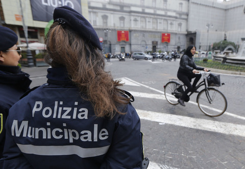 CRO Napoli 02-01-2016 Piazza triete e Trento controlli della Polizia Municipale per blocco Auto (newfotosud Alessandro Garofalo)