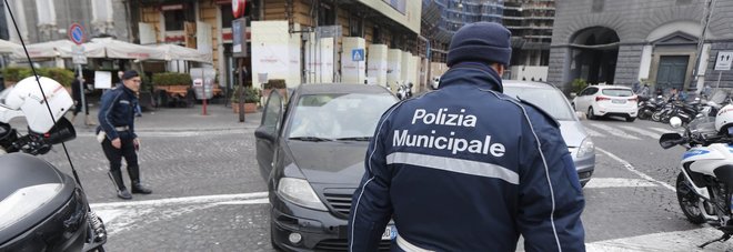 CRO Napoli 02-01-2016 Piazza triete e Trento controlli della  Polizia Municipale per blocco Auto (newfotosud Alessandro Garofalo)