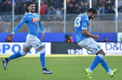 SSC Napoli's Raul Albiol (R) celebrates with his teammates after scoring the 0-1 goal during the Serie A soccer match between Frosinone Calcio and SSC Napoli at the Matusa stadium in Frosinone, Italy, 10 January 2016. ANSA/ETTORE FERRARI