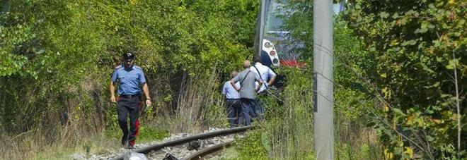 La scena dell'incidente ad un passaggio a livello della Circumvesuviana, a Somma Vesuvian (Napoli), tra un'auto ed un treno, 30 agosto 2012. A bordo dell'auto viaggiavano due sorelle. Nell'impatto è morta Maria Annunziata, di 58 anni nata e residente ad Ottaviano, nel Napoletano, mentre la sorella, Grazia Annunziata, di 53 anni, nata a Napoli e residente proprio nella strada dove si è verificato l'incidente a Somma Vesuviana, rimasta gravemente ferita, è stata trasportata all'ospedale di Nola dove si trova in prognosi riservata. ANSA / CIRO FUSCO