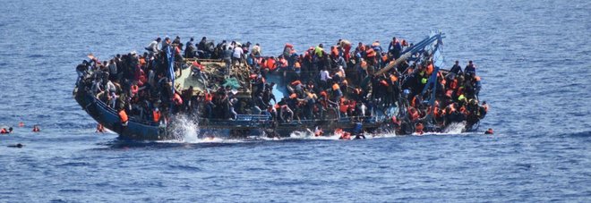 Un'immagine del nuovo naufragio avvenuto nel Canale di Sicilia e la Marina Militare precisa che sono cinque e non sette, come in un primo momento era stato comunicato, i morti recuperati a bordo di un barcone carico di oltre 500 migranti che si è capovolto a circa venti miglia al largo delle coste libiche. Roma, 25 maggio 2016. ANSA/ UFFICIO STAMPA MARINA MILITARE +++ ANSA PROVIDES ACCESS TO THIS HANDOUT PHOTO TO BE USED SOLELY TO ILLUSTRATE NEWS REPORTING OR COMMENTARY ON THE FACTS OR EVENTS DEPICTED IN THIS IMAGE; NO ARCHIVING; NO LICENSING +++