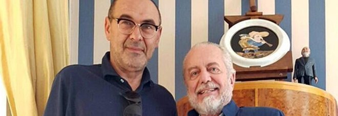 Il presidente del Napoli Aurelio De Laurentiis (D) con l'allenatore Maurizio Sarri in una immagine pubblicata sul profilo Twitter di De Laurentiis, 27 maggio 2016. Il presidente e il mister si sono incontrati a Roma per definire i dettagli del contratto del tecnico toscano.  ANSA/TWITTER AURELIO DE LAURENTIIS +++ ATTENZIONE LA FOTO NON PUO' ESSERE PUBBLICATA O RIPRODOTTA SENZA L'AUTORIZZAZIONE DELLA FONTE DI ORIGINE CUI SI RINVIA +++