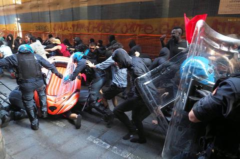 Le proteste dei collettivi contro Matteo Salvini che chiude la campagna elettorale in vista delle elezioni amministrative con la candidata Lucia Borgonzoni a Bologna, 2 giugno 2016. ANSA/GIORGIO BENVENUTI