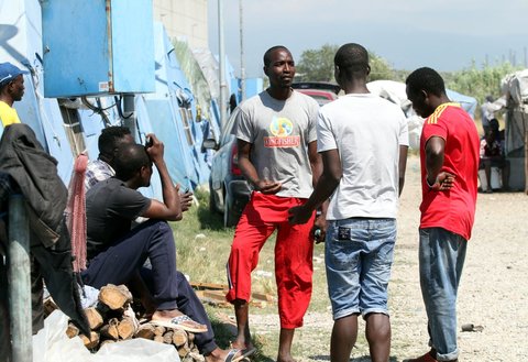 Foto LaPresse - Domenico Notaro 08/06/2016 Reggio Calabria, Italia cronaca Rosarno, dramma nella tendopoli: carabiniere spara e uccide migrante Nella foto: al centro con i pantaloni rossi, il fratello della vittima Photo LaPresse - Domenico Notaro 08/06/2016 Reggio Calabria, Italy news Rosarno, police officer shoots and kills migrant