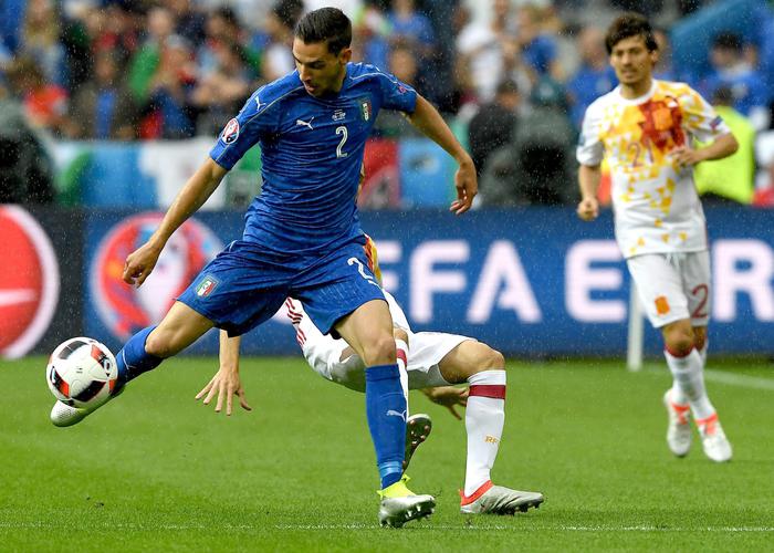 epa05394530 Mattia De Sciglio of Italy (front) and Juanfran of Spain in action during the UEFA EURO 2016 round of 16 match between Italy and Spain at Stade de France in St. Denis, France, 27 June 2016.  (RESTRICTIONS APPLY: For editorial news reporting purposes only. Not used for commercial or marketing purposes without prior written approval of UEFA. Images must appear as still images and must not emulate match action video footage. Photographs published in online publications (whether via the Internet or otherwise) shall have an interval of at least 20 seconds between the posting.)  EPA/GEORGI LICOVSKI   EDITORIAL USE ONLY