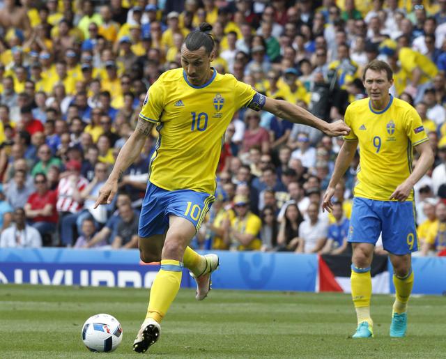 epa05372157 Zlatan Ibrahimovic (L) of Sweden in action during the UEFA EURO 2016 group E preliminary round match between Italy and Sweden at Stade Municipal in Toulouse, France, 17 June 2016. (RESTRICTIONS APPLY: For editorial news reporting purposes only. Not used for commercial or marketing purposes without prior written approval of UEFA. Images must appear as still images and must not emulate match action video footage. Photographs published in online publications (whether via the Internet or otherwise) shall have an interval of at least 20 seconds between the posting.) EPA/FEHIM DEMIR EDITORIAL USE ONLY