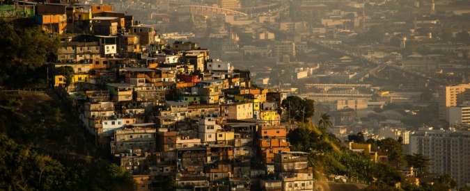 (150807) -- RIO DE JANEIRO, Aug. 8, 2015 (Xinhua) -- Photo taken on Aug. 7, 2015 shows a favela (front) and downtown buildings during sunrise in Rio de Janeiro, Brazil. (Xinhua/Xu Zijian)